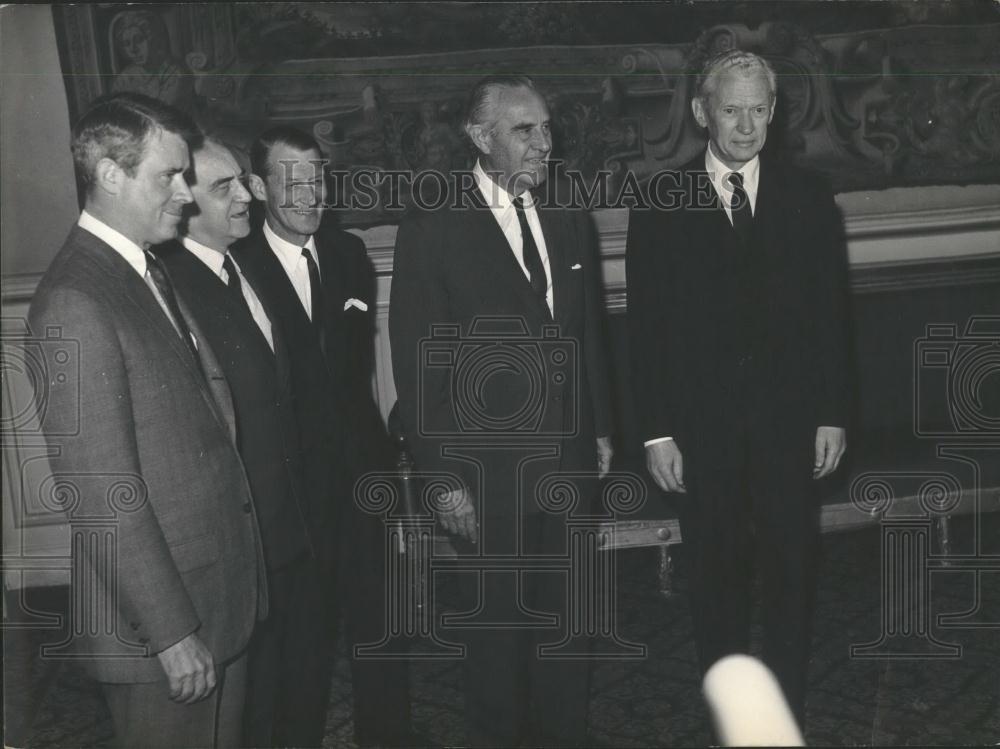 1968 Press Photo American Representatives on Quai d&#39;Orsay with Couve de Murville - Historic Images