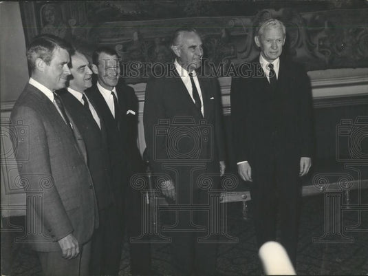 1968 Press Photo American Representatives on Quai d'Orsay with Couve de Murville - Historic Images