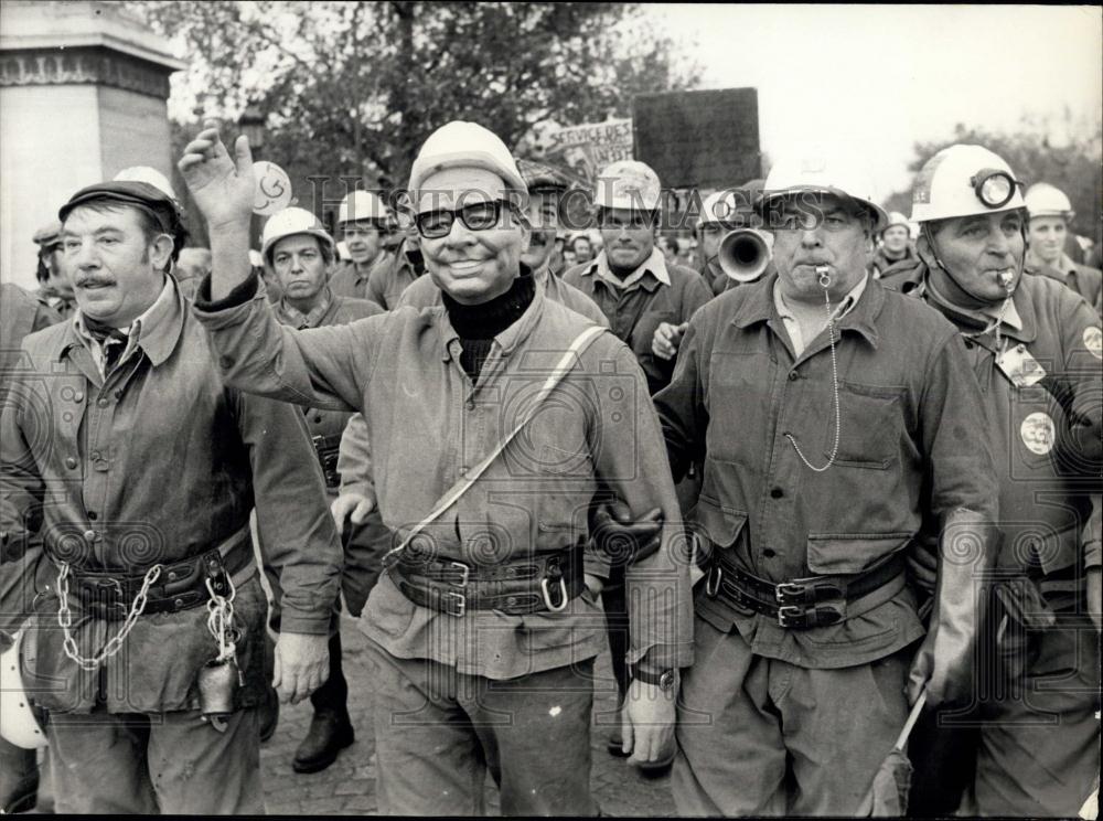 1977 Press Photo Paris Garbage Men on Strike - Historic Images