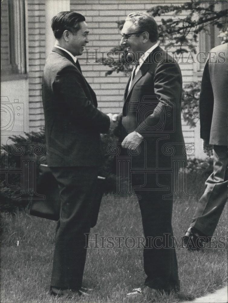 1973 Press Photo Henry Kissinger shakes Nguyen Co Thach&#39;s Hand - Historic Images