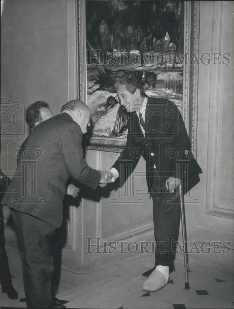 1966 Press Photo Artist Emeric Receives Guests with Cane &amp; Cast on Left Leg - Historic Images