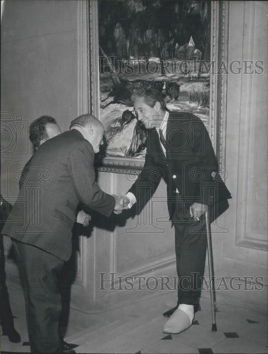 1966 Press Photo Artist Emeric Receives Guests with Cane & Cast on Left Leg - Historic Images