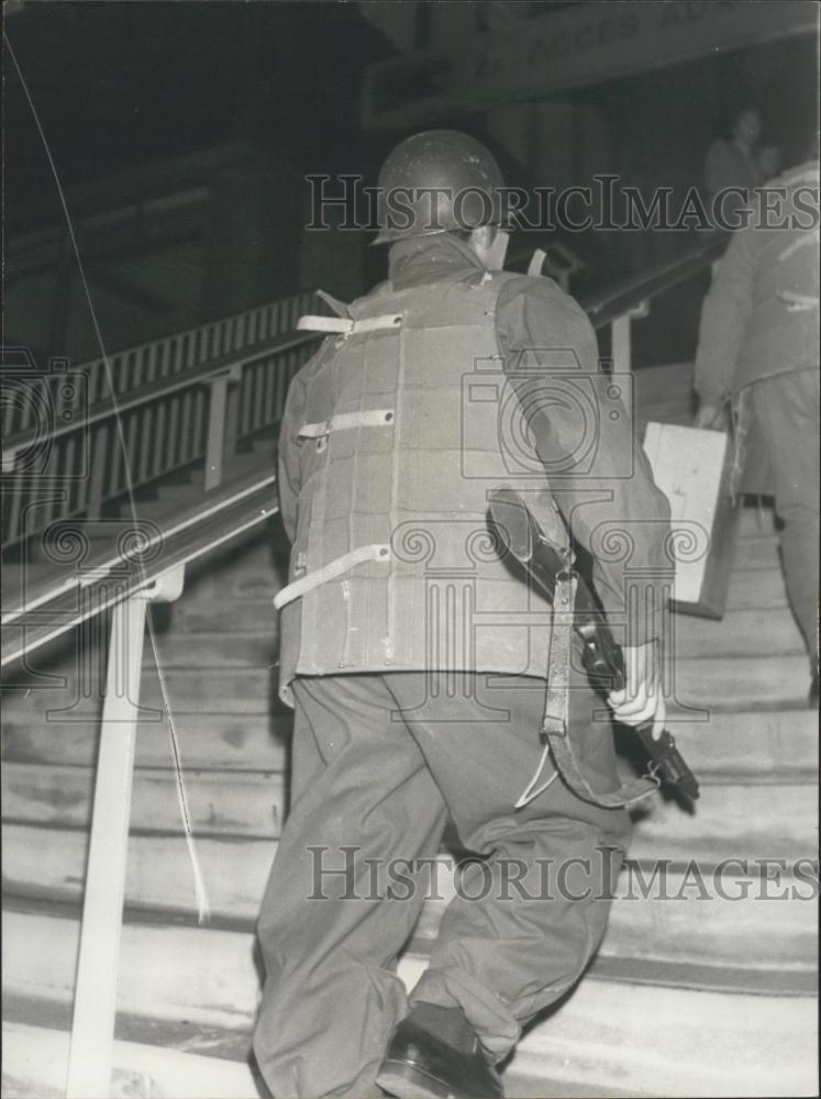 1975 Press Photo Armed Police Officer at Orly Airport - Historic Images