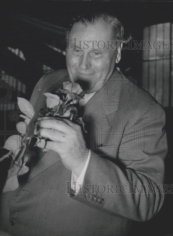 1953 Press Photo Rose Breeding. - Historic Images