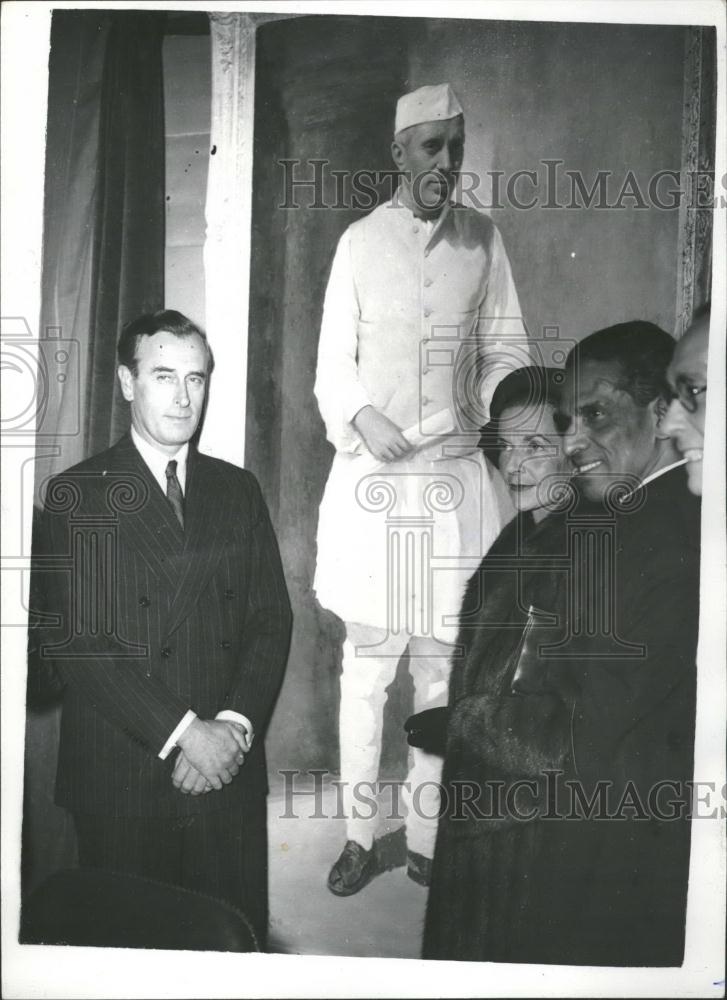 1947 Press Photo Lord &amp; Lady Mountbatten at a painting of Pandit Nehru - Historic Images