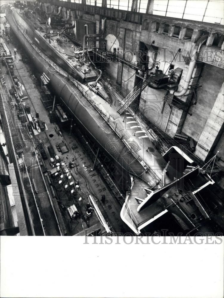 1974 Press Photo Last Preparations for the Launch of "L'Indomptable" Submarine - Historic Images
