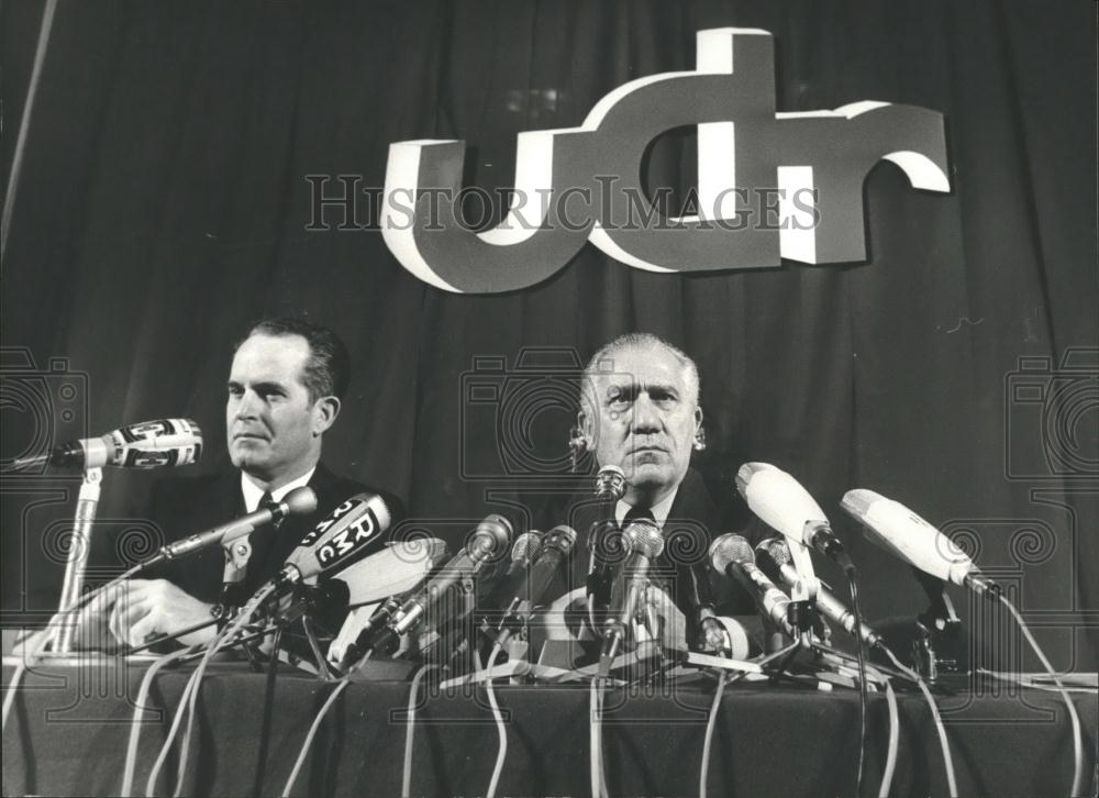 1974 Press Photo Alexandre Sanguinetti Makes Announcement next to Claude Labbe - Historic Images