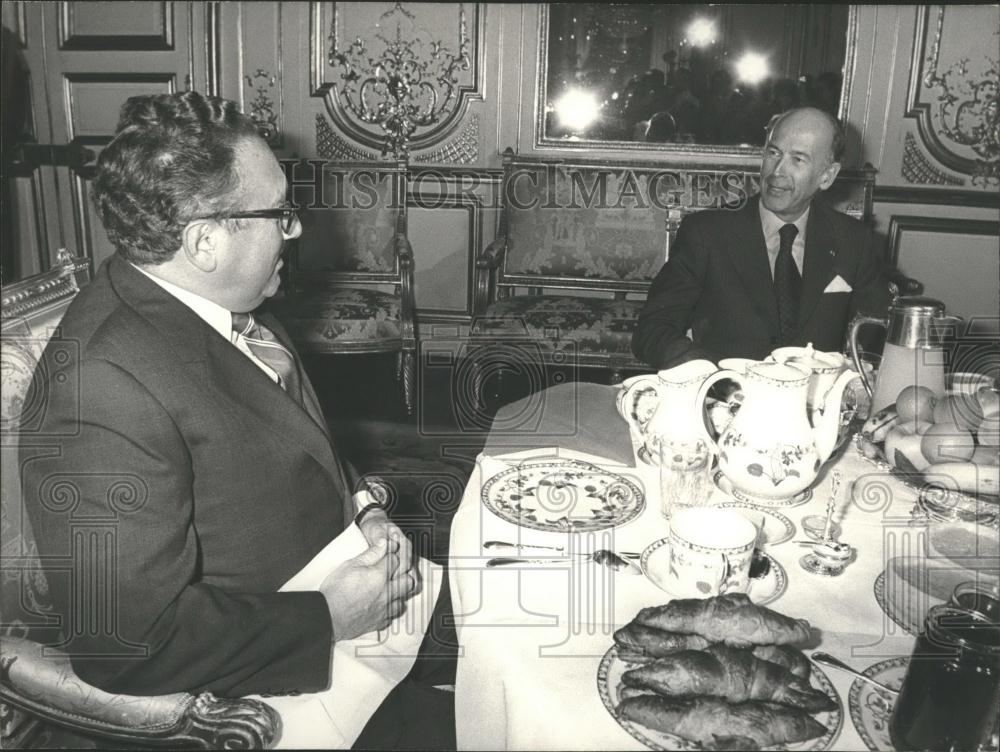 1975 Press Photo Henry Kissinger and President Giscard d&#39;Estaing at the Elysee - Historic Images