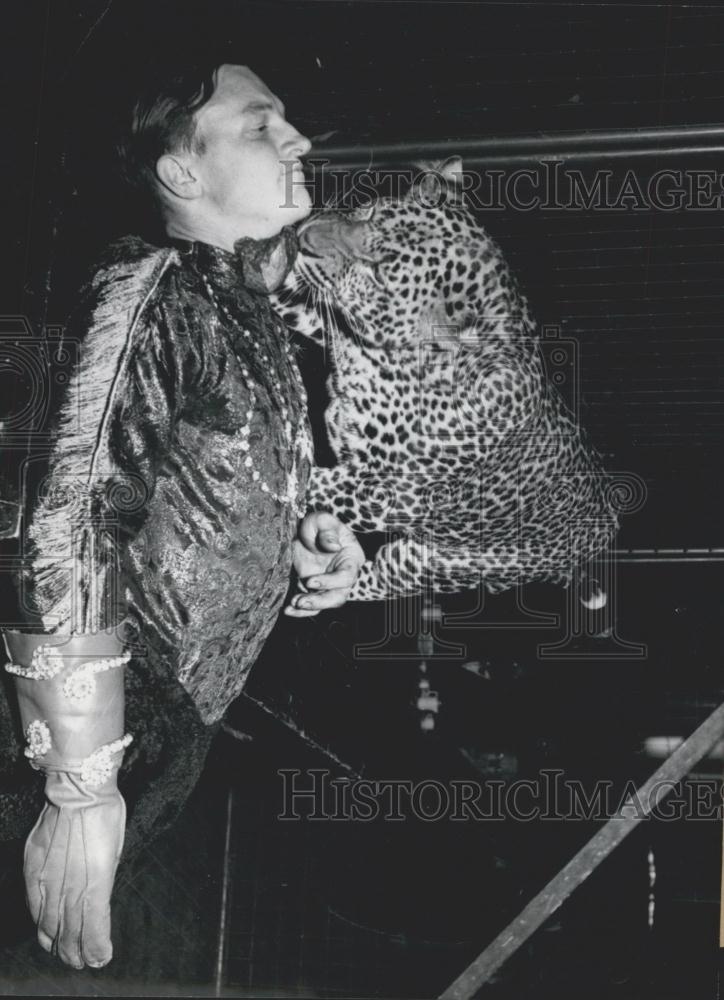 1957 Press Photo &quot;Banko&quot;, A Leopard, With His Master &quot;Tonga&quot; - Historic Images