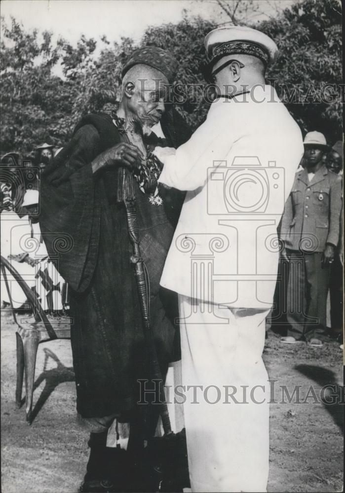 1956 Press Photo Konioudou Chief Kourouma Salla Receives Medal From Mr. Bonfils - Historic Images