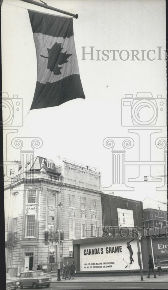 1949 Press Photo Shirley Winters, Blonde American Mountie Actress Meets Mountie - Historic Images