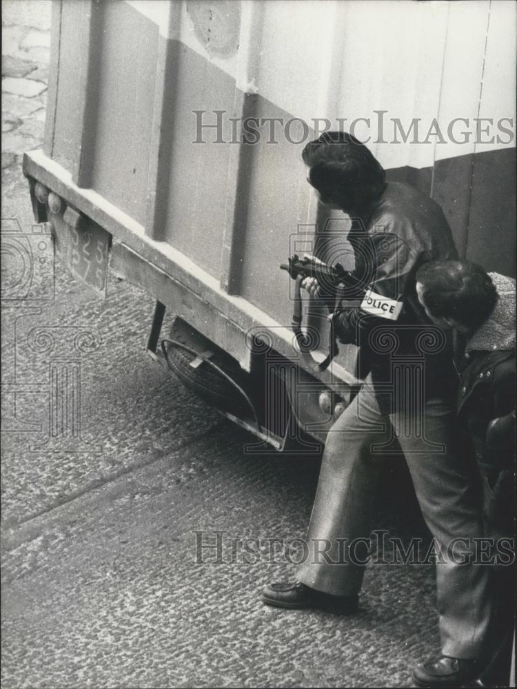 1975 Press Photo Policeman From Anti-Terrorist Brigade Posted Behind Truck - Historic Images