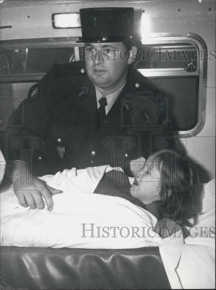 1975 Press Photo Crying Girl in Ambulance with Policeman - Historic Images