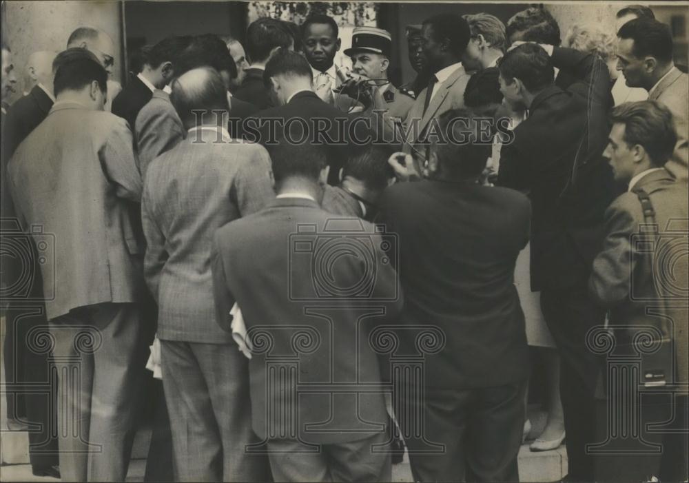 1960 Press Photo Mamadou Dia Holds Press Conference in Paris - Historic Images