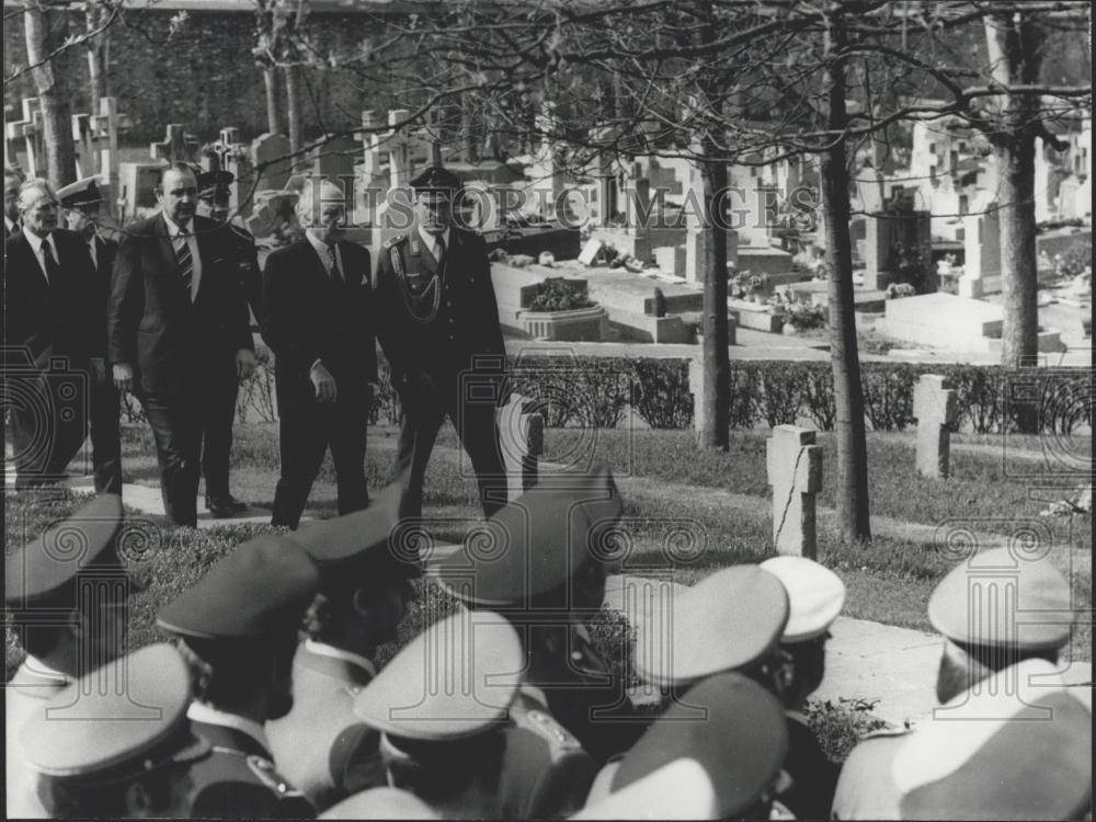 1975 Press Photo Germany&#39;s Walter Scheel at the German Cemetery in Paris - Historic Images