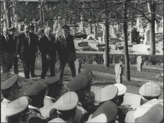1975 Press Photo Germany's Walter Scheel at the German Cemetery in Paris - Historic Images