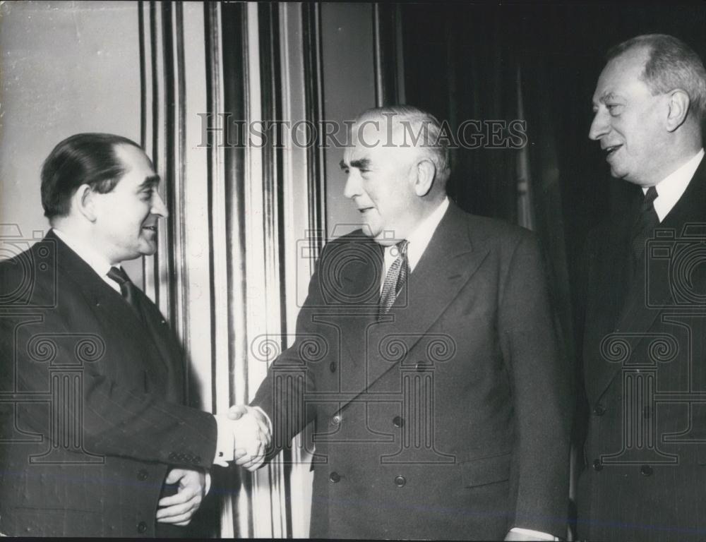 Press Photo Mendes-France Shakes Robert Menzies Hand Before Lunch at Paris Hotel - Historic Images