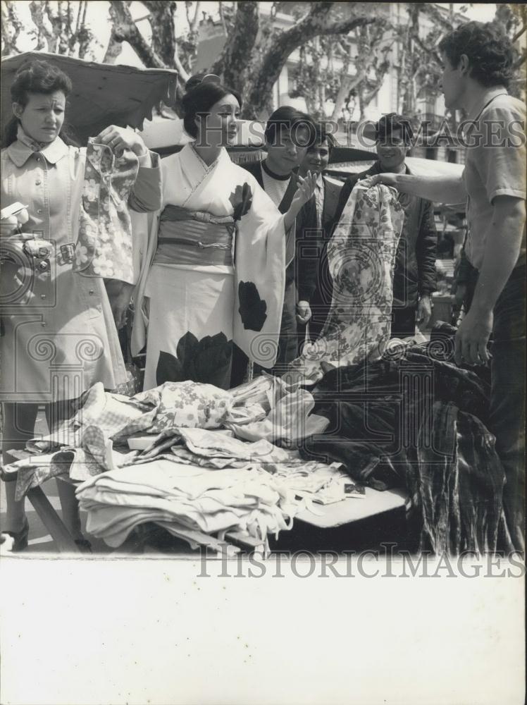 1972 Press Photo Yasuko Sanjo Looks at Gambetta Market Fabric, Cannes, France - Historic Images