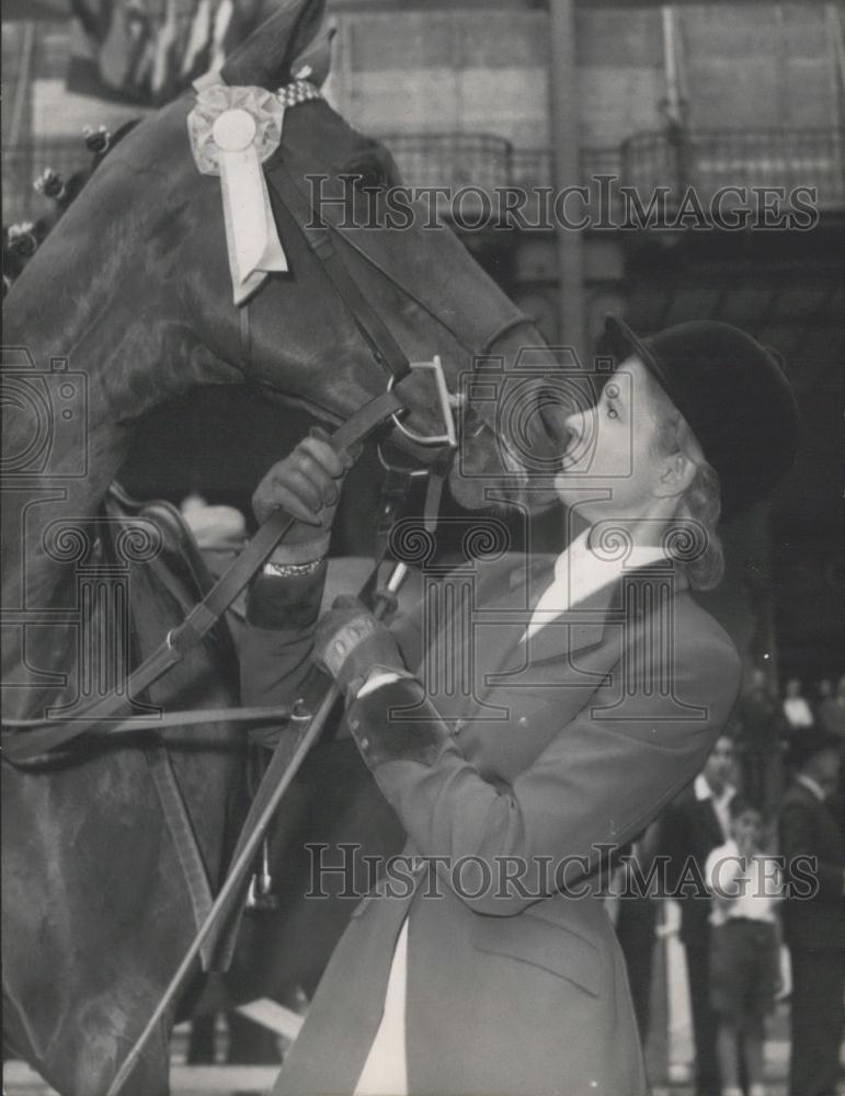 1955 Press Photo Michele d&#39;Orgeix kissing her horse after winning Grand Prix - Historic Images