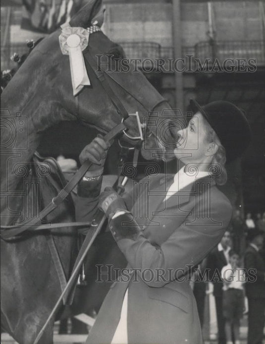 1955 Press Photo Michele d'Orgeix kissing her horse after winning Grand Prix - Historic Images