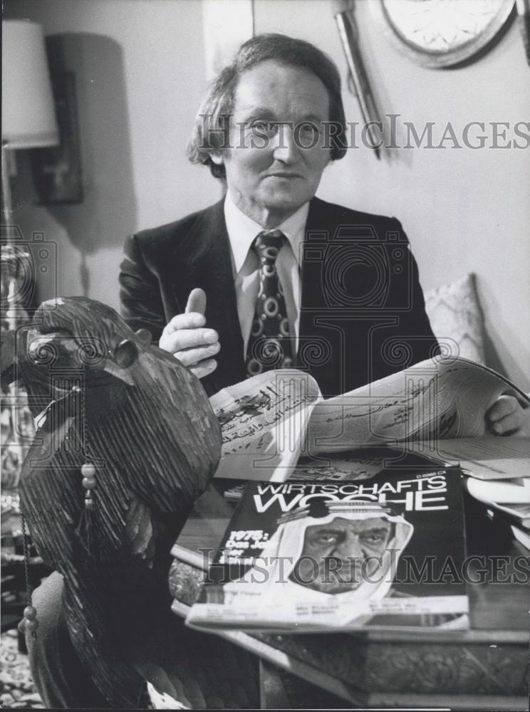 Press Photo Alfred Jacob Pres of German-Arab Association in Munich office - Historic Images