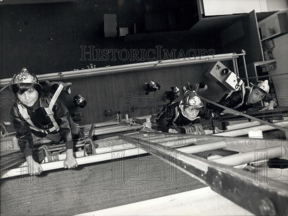 1976 Press Photo Children's Exposition in Paris - Historic Images