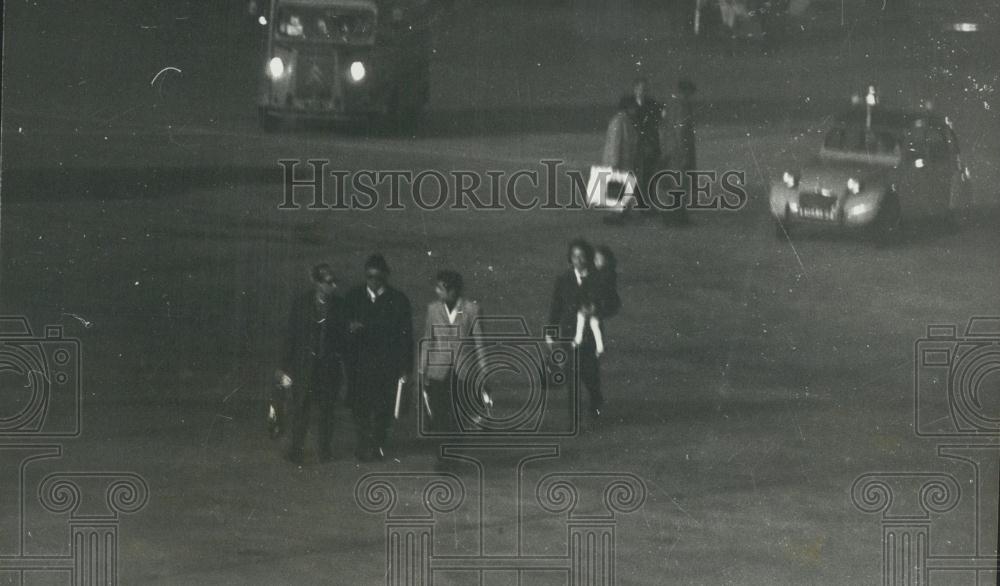 1971 Press Photo Free Hostages Leave Plane after Air-Pirate Jean Kay Was Stopped - Historic Images