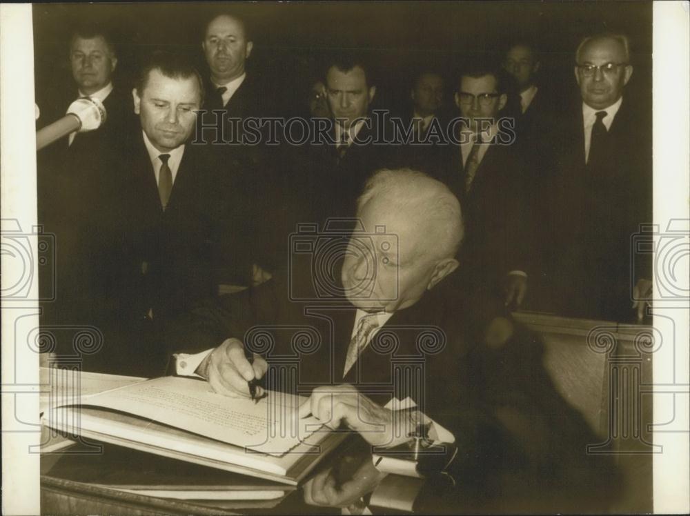 1973 Press Photo General Svoboda Signs Presidential Registry While Taking Oath - Historic Images