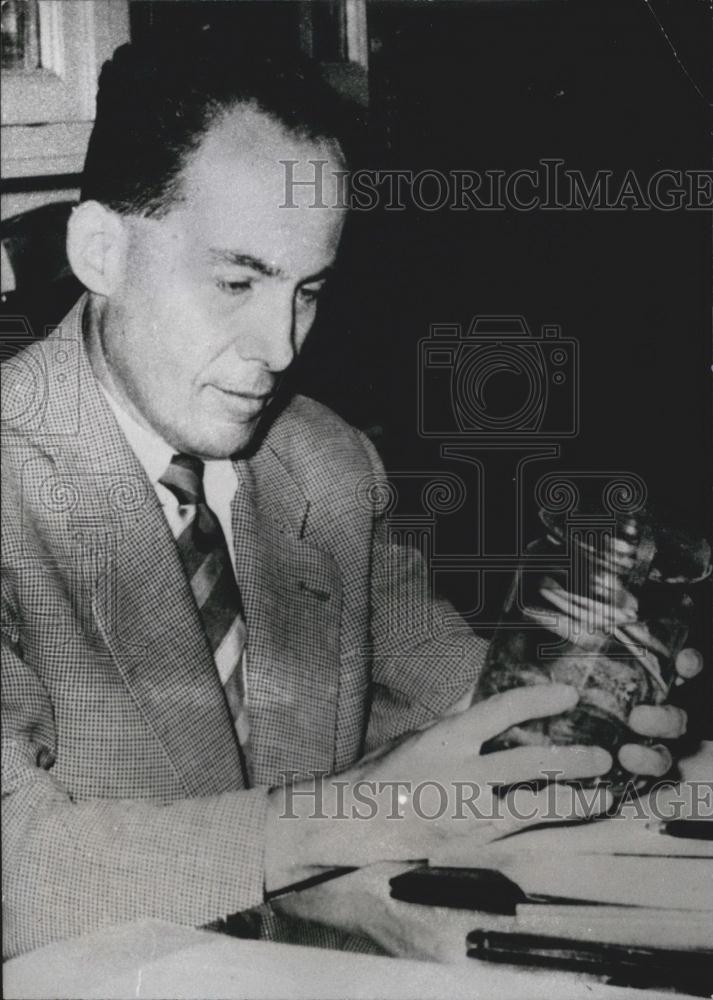 1955 Press Photo Biologist Professor Bernard in His Laboratory - Historic Images