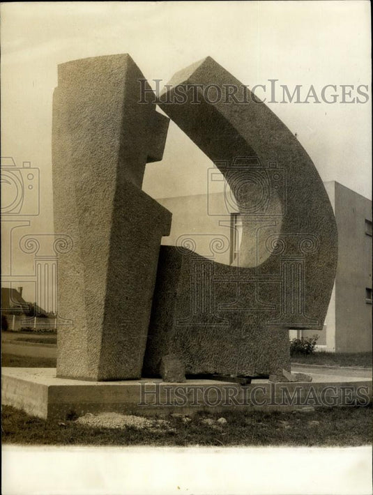 1972 Press Photo "Dialogue Between the Arc and the Vertical" - Historic Images