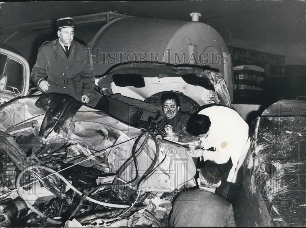 1971 Press Photo Truck Driver Has Broken Legs and Arm after an Accident - Historic Images