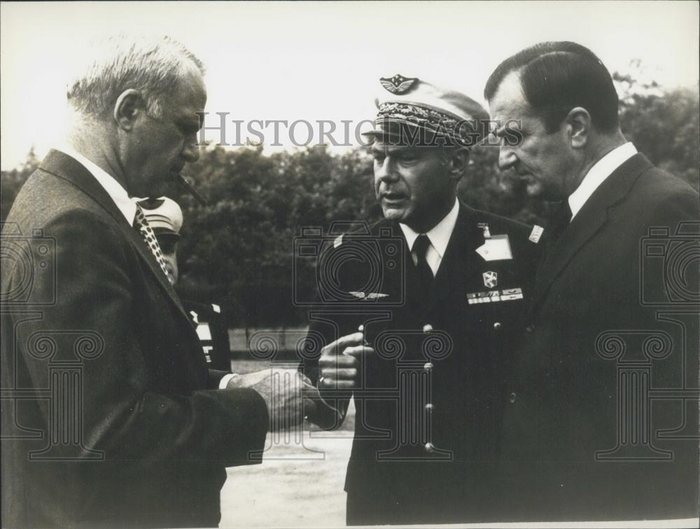 1975 Press Photo U.S. Defense Secretary Schlesinger and Defense Minister Fleurot - Historic Images