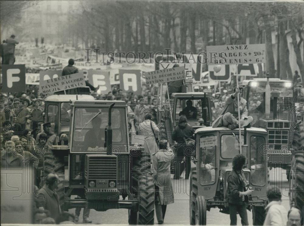 1982 Press Photo Tractors in Paris Streets During Farmers Protest - Historic Images