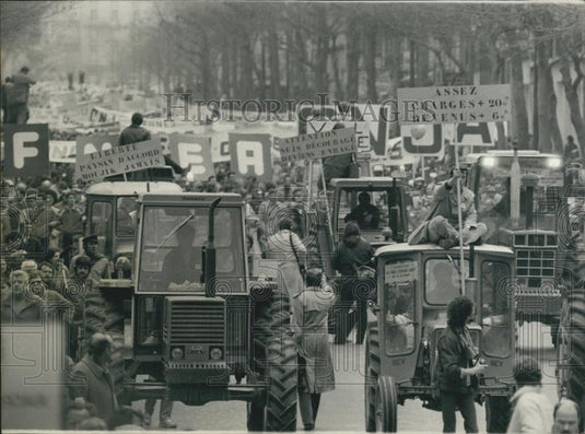 1982 Press Photo Tractors in Paris Streets During Farmers Protest - Historic Images