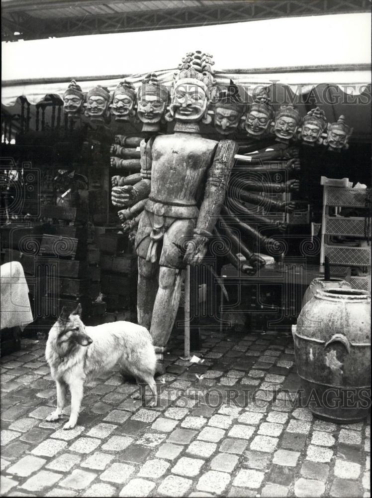 1980 Press Photo Dog with a Statue of an Indian God in the Exposition Park - Historic Images