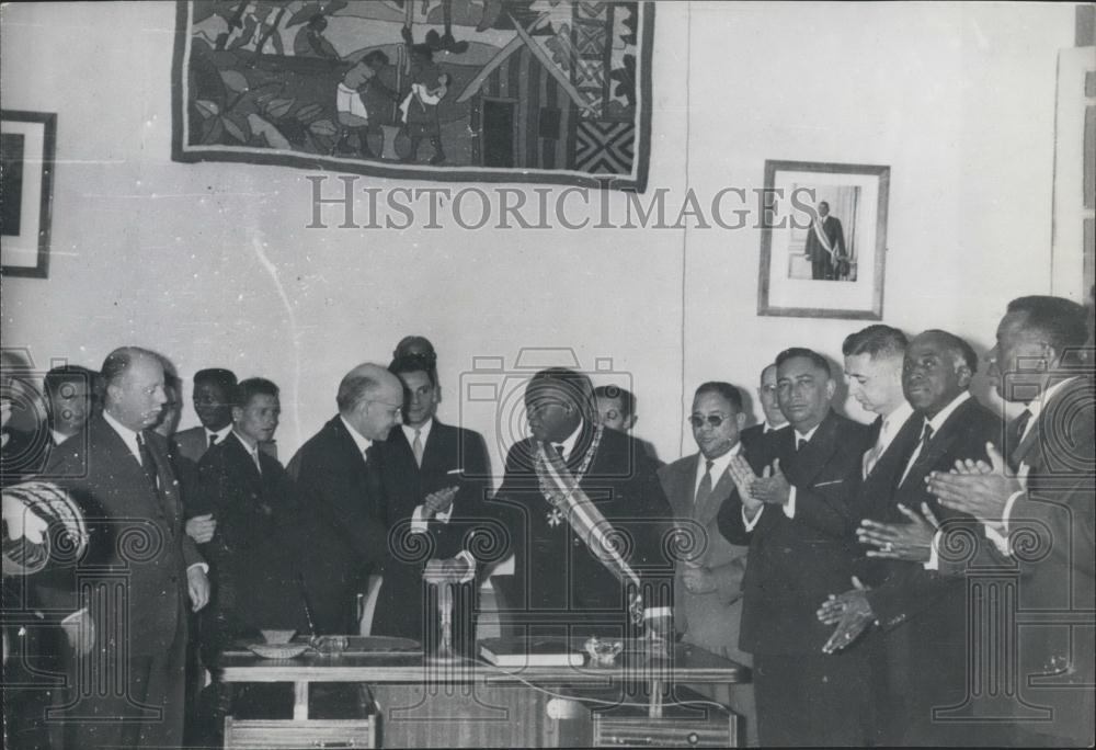 1960 Press Photo Jean Foyer and Madagascar President Tsranana Shake Hands - Historic Images