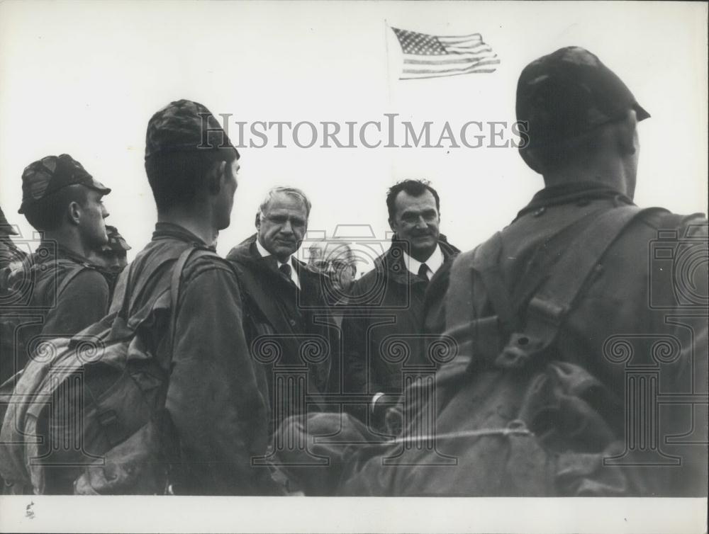 1975 Press Photo American Defense Secretary James Schlesinger in Mouremelon - Historic Images