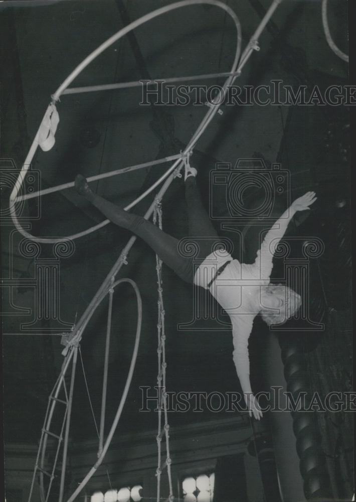 1957 Press Photo Suzy Carrier Performs in Artist Union Gala - Historic Images