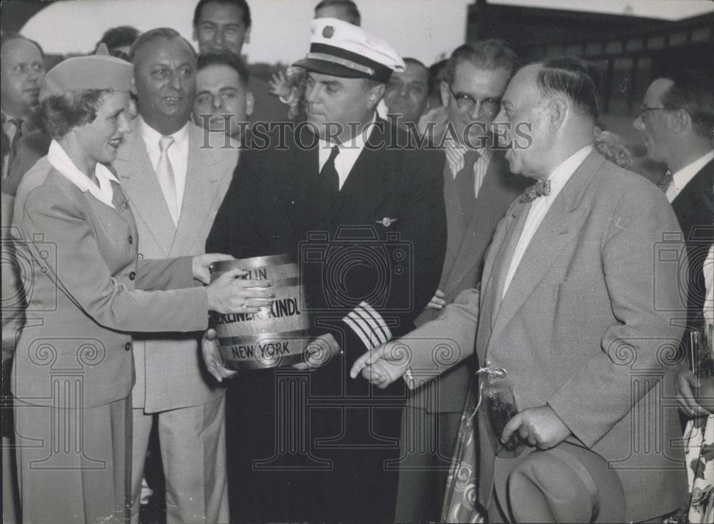 Press Photo Gift of Beer from Berlin to New York. Berlin Mayor Dr. Schreiber. - Historic Images