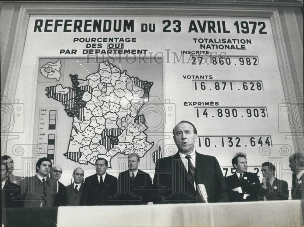 1972 Press Photo Minister Raymond Marcellin Announces Referendum Results - Historic Images
