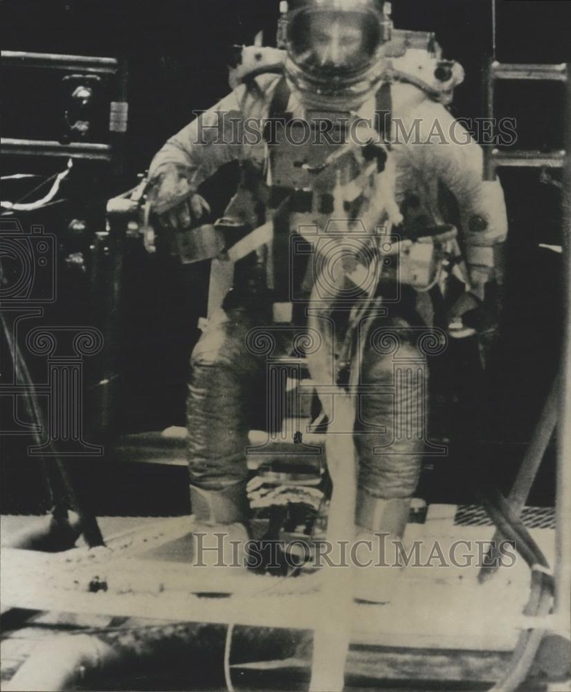 1966 Press Photo Astronaut Cernan Practices for Space Mission in Houston, Texas - Historic Images