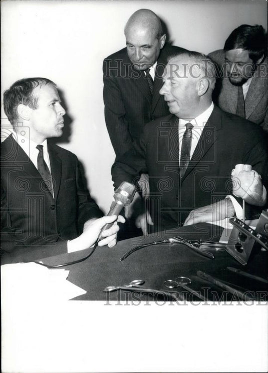 1969 Press Photo Heart Surgeons Discussing Their Profession. - Historic Images