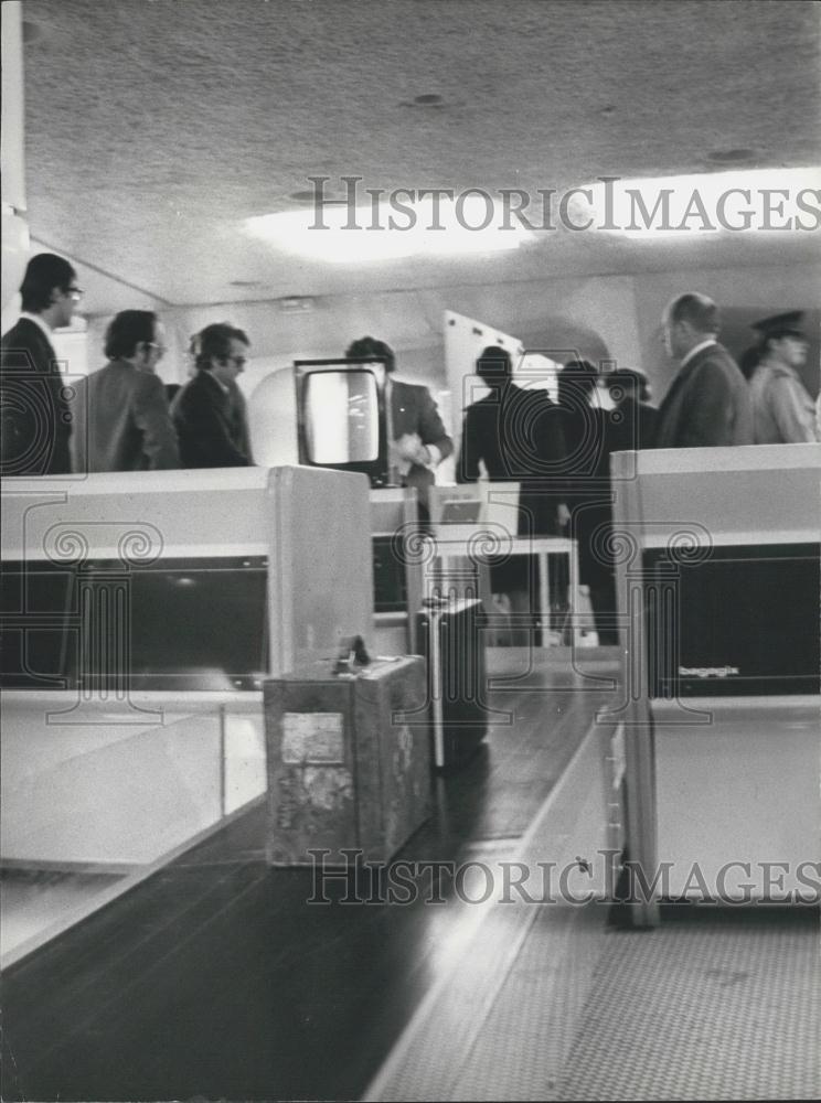 1975 Press Photo &quot;Bagagix&quot; Screen Showing Baggage Contents - Historic Images