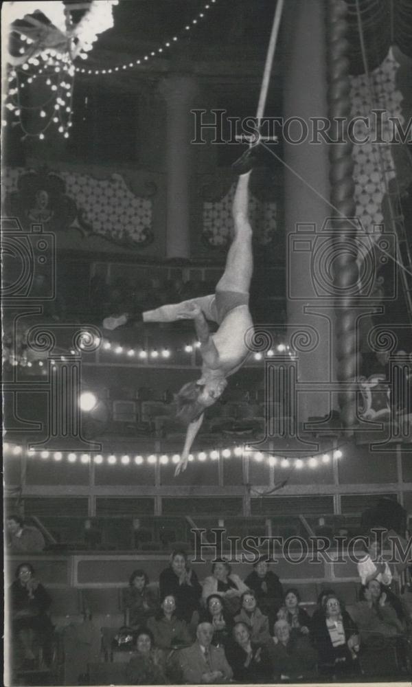 1954 Press Photo Circus Performer Robert Hirsch Practicing, Artists Union Gala - Historic Images