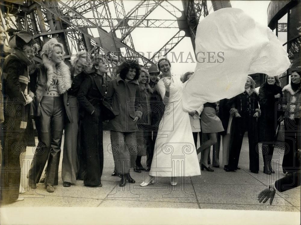 1972 Press Photo Models from Various French Designers at the Eiffel Tower - Historic Images