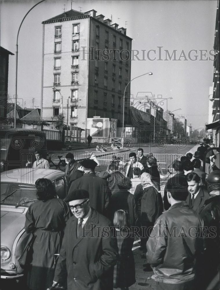 1966 Press Photo Crowd Gathers to Watch Building Collapse, Arcueil - Historic Images