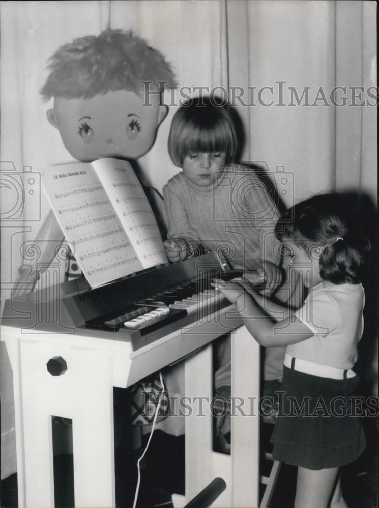 1970 Press Photo Children Playing with an Electronic Piano - Historic Images