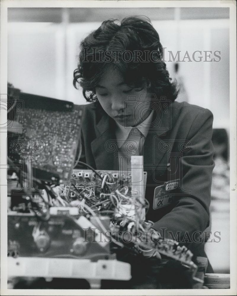 Press Photo Panasonic Color Television Production - Historic Images