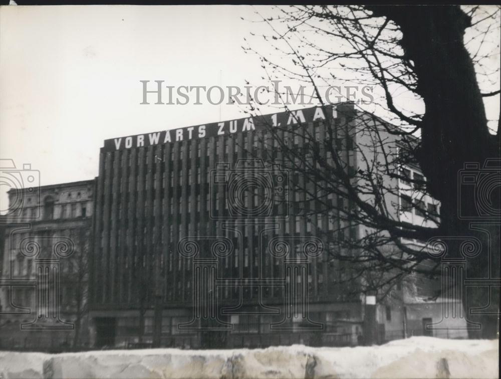 1953 Press Photo East Berlin Building Banner for Workers&#39; Day. - Historic Images