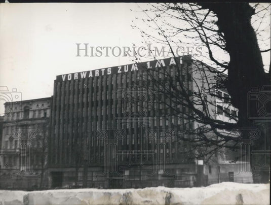 1953 Press Photo East Berlin Building Banner for Workers' Day. - Historic Images